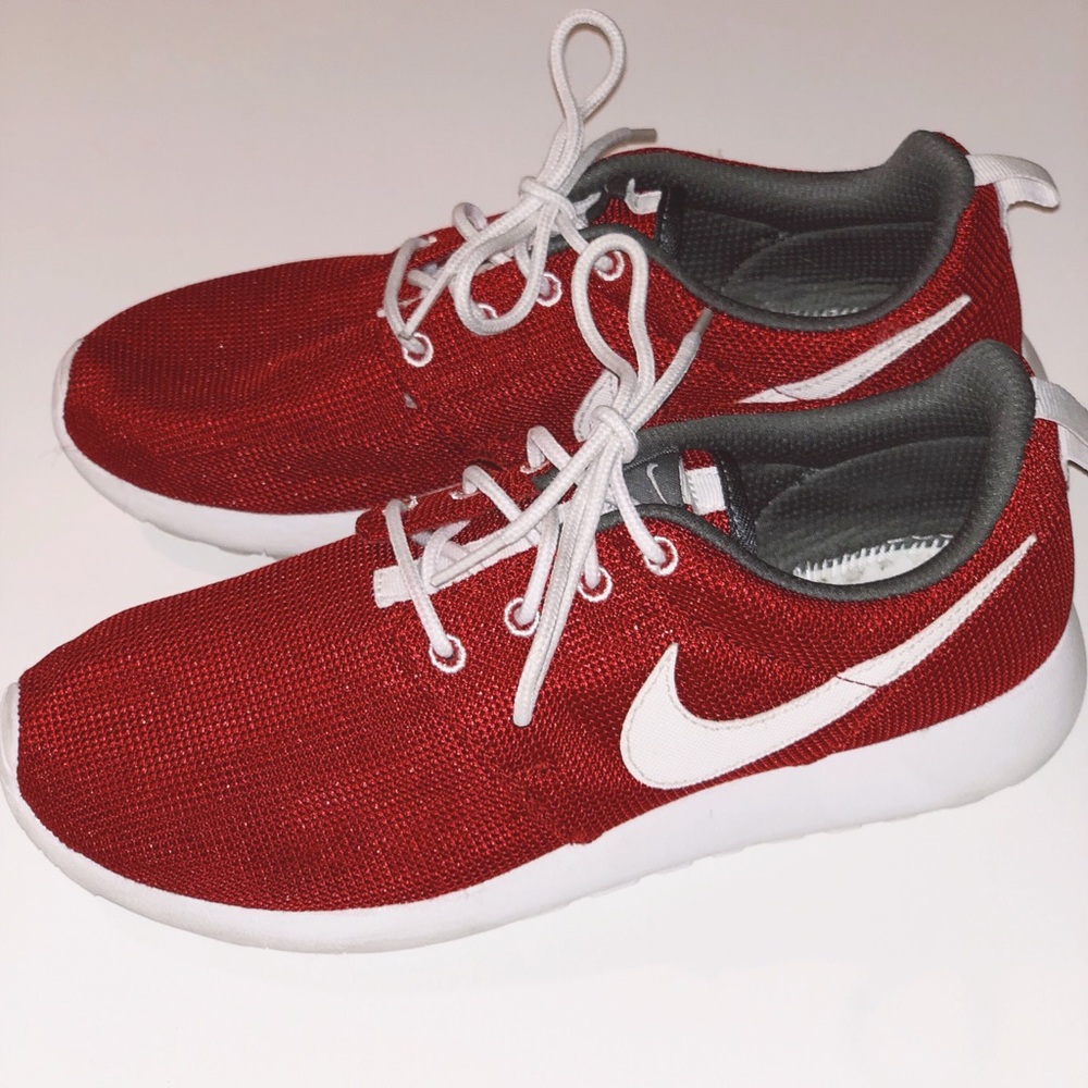 Nike Men’s Tanjun Size 7 - Red